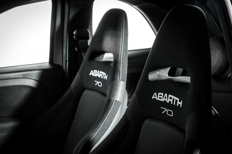 Интерьер Abarth 595 Pista 70esimo Anniversario (312) 2019 года  (фото 14 из 35)